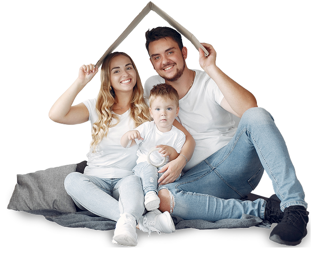 Familia feliz sosteniendo un techo simbólico